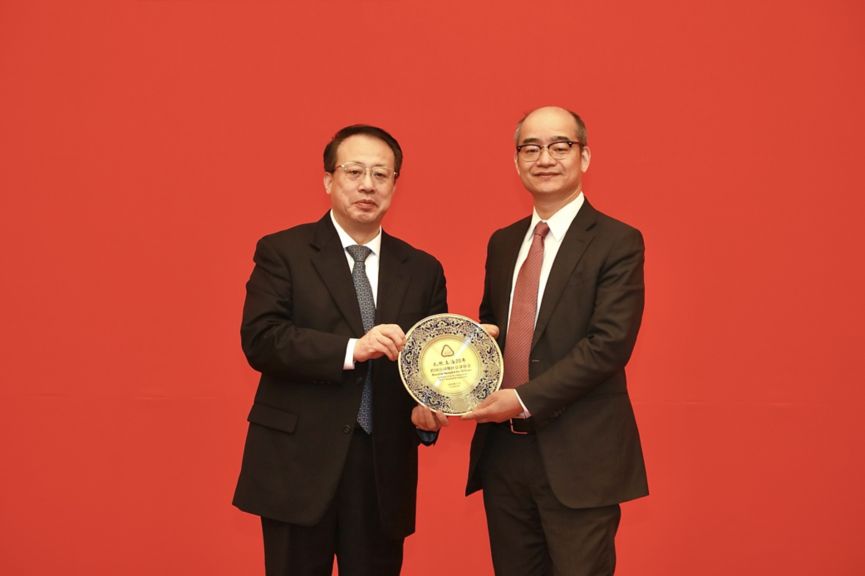 news_20230203_上海市市长龚正向霍尼韦尔中国总裁余锋授纪念牌.jpg